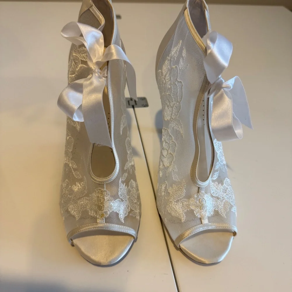 Bella Belle Nikki Ivory Silk Bridal Heels Booties 9.5 Wedding - Picture 2 of 6